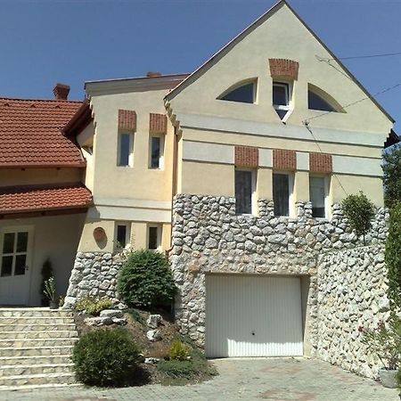 Marci Villa Печ Екстериор снимка