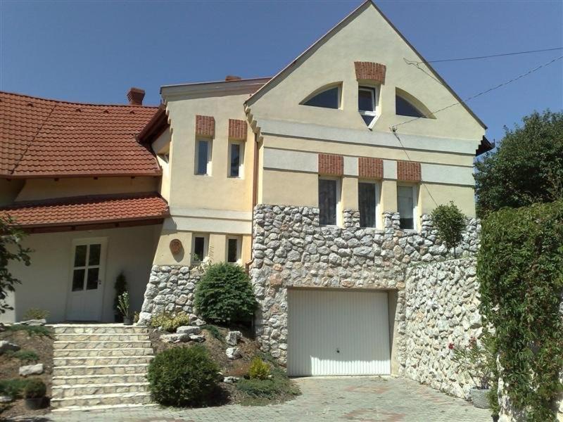 Marci Villa Печ Екстериор снимка